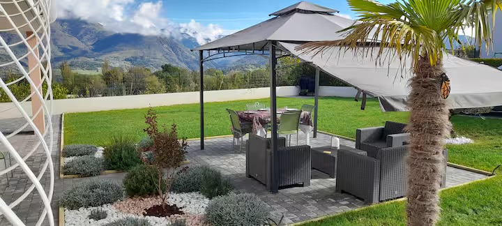 Jardin et vue montagne